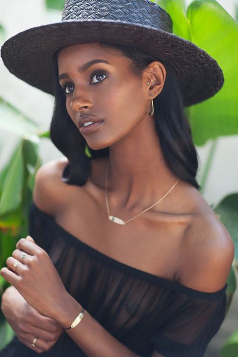 beautiful ethiopian model, facial expression, sun hat