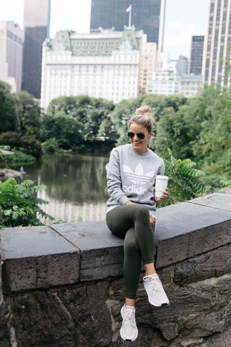 green casual legging, grey sweater, white trainer