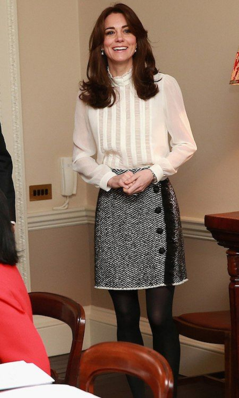 kate middleton work outfits, white sweater, grey a-line skirt skirt