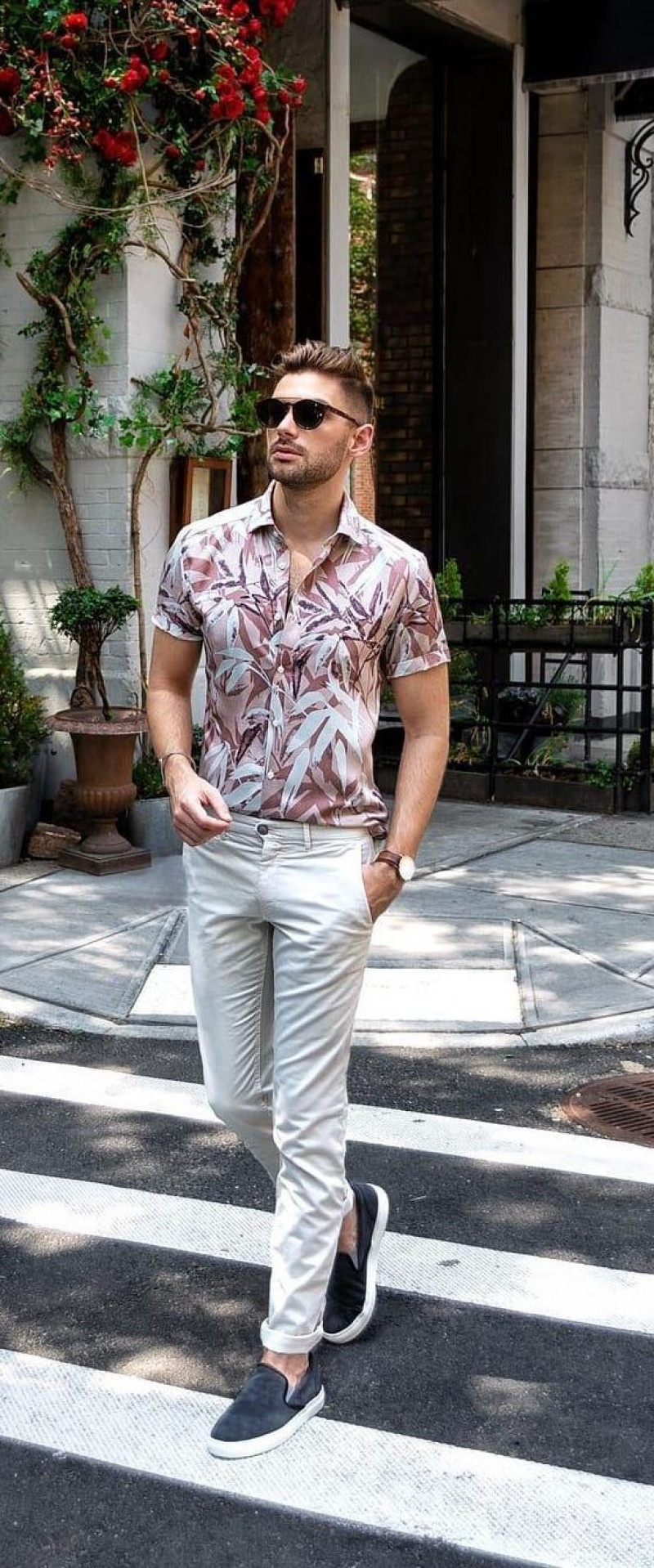 havaian shirt outfit, formal wear, aloha shirt, white jeans, shirt, dark blue and navy free time shoe