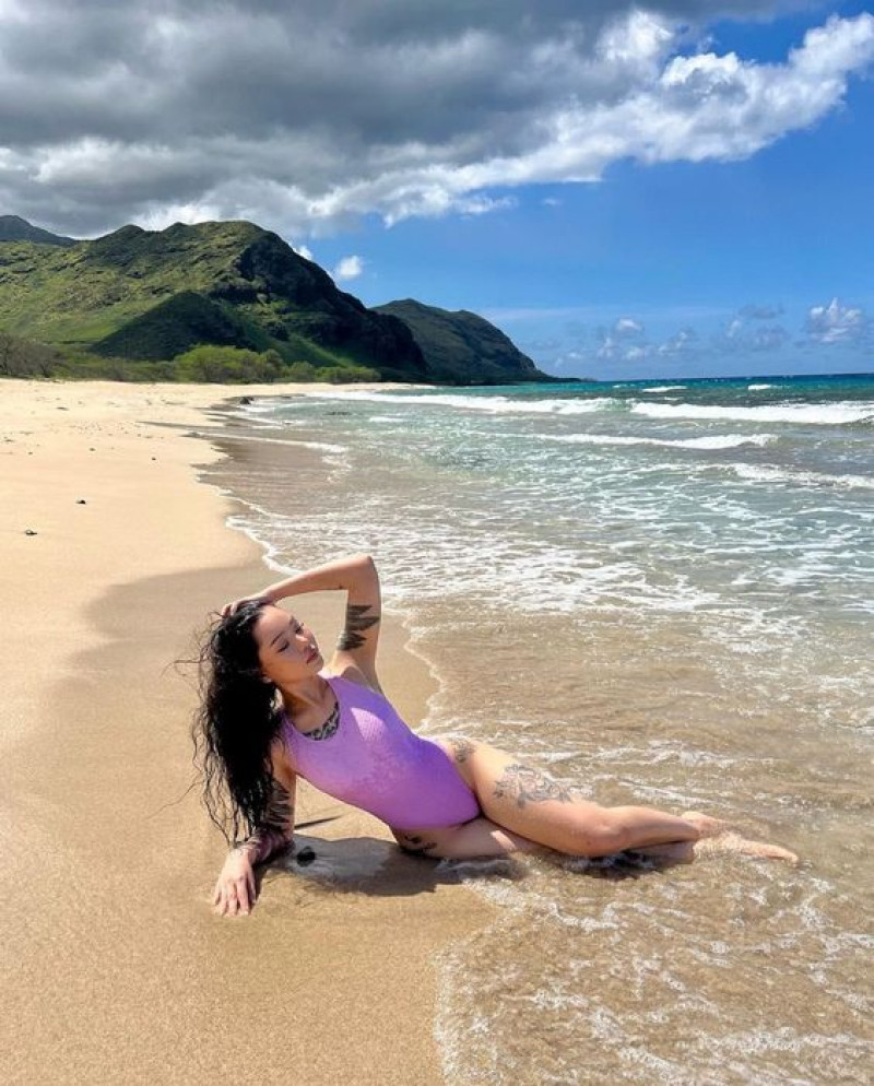 bella poarch beach, people on beach, bella poarch, purple and violet crop top