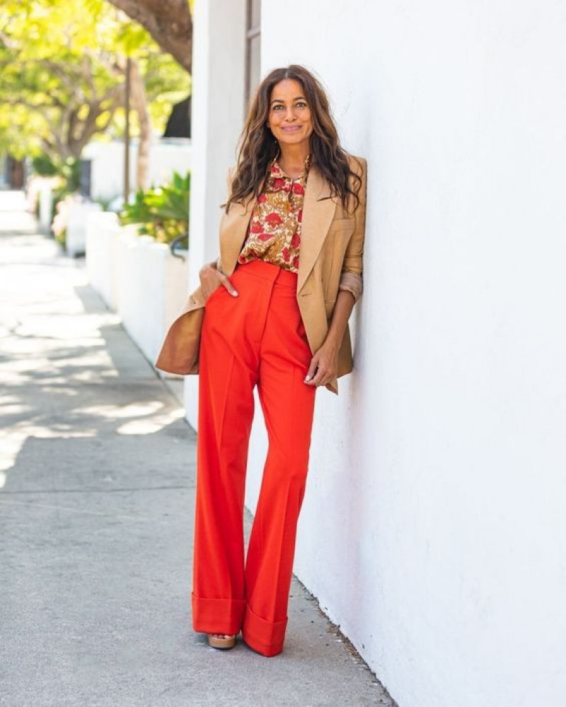 woman, high-heeled shoe, pantalón naranja, formal wear