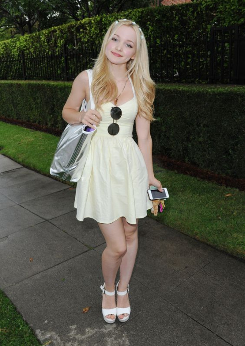 dove cameron summer outfits, dove cameron, day dress, white mini blouse dress, white sandal