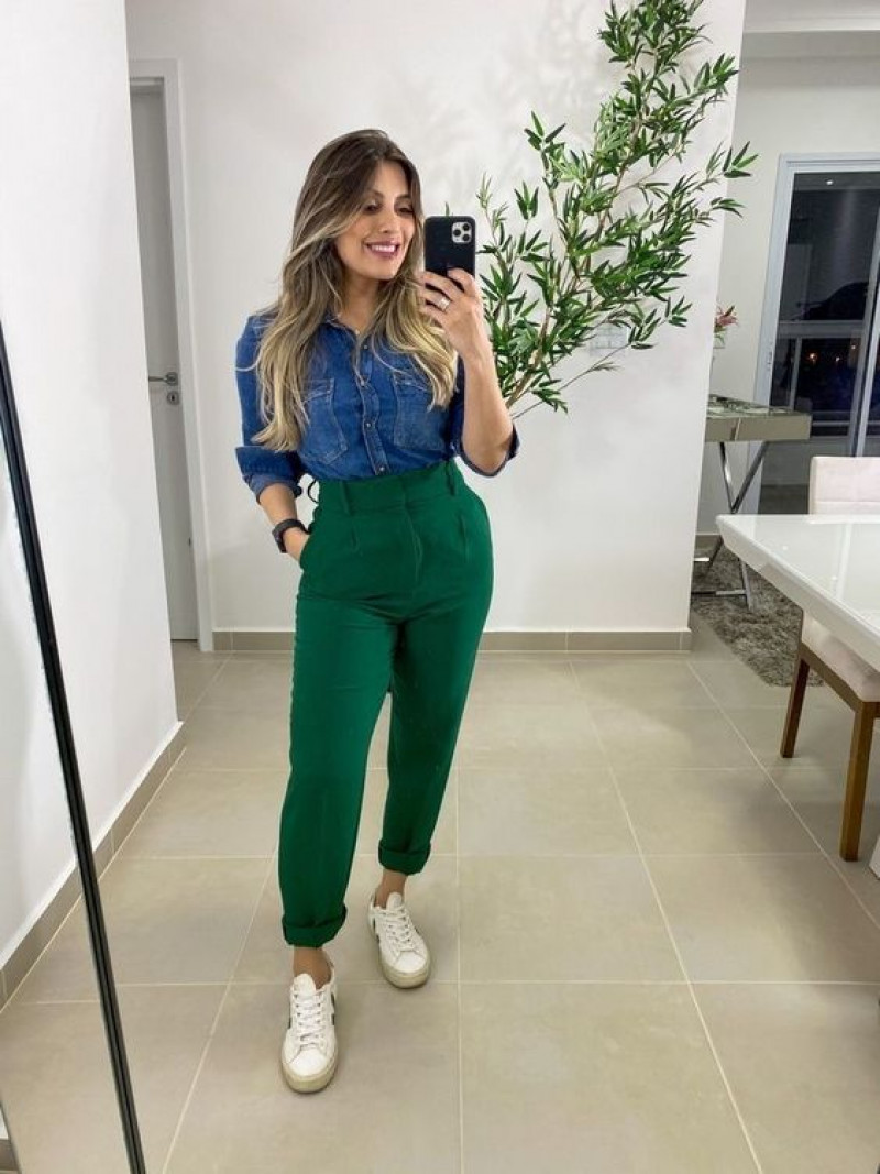 calca verde com blusa jeans