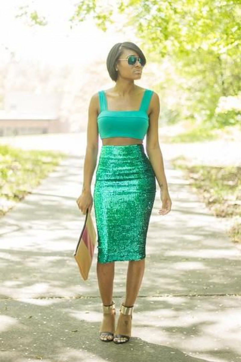 green sequin skirt, pencil skirt, midi skirt, day dress, fashion model, turquoise upper, golden sandal